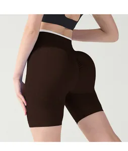 Detailansicht der nahtlosen High-Waist-Yogashorts mit Push-up-Effekt und Kontrastbund