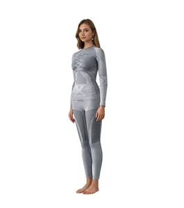 Vista laterale del set di base layer a compressione termica grigio da donna per sci e trekking