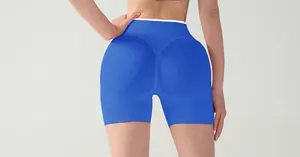 Détail du short de yoga bleu taille haute avec couture galbante et tissu sans couture