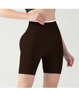Detail der dunkelbraunen Yoga-Shorts mit hohem Bund und breitem Rippstrick zur Bauchkontrolle