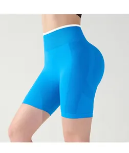 Seitenansicht der himmelblauen High-Waist-Yogashorts mit nahtloser Textur und weißem Rand