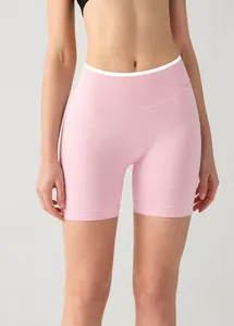 Gros plan du short de yoga rose à taille haute montrant la texture sans couture du tissu
