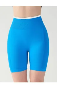 Detail der nahtlosen High-Waist Radlerhose in Königsblau mit weißem Kontrastbund