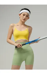 Détail de la brassière de sport aux bretelles fines avec ourlet blanc contrasté jaune