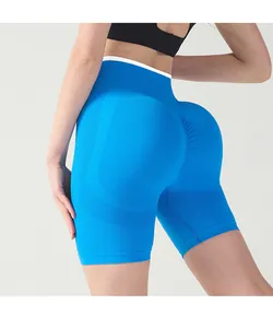 Detailansicht der nahtlosen High-Waist Yoga-Shorts mit Scrunch-Effekt in Elektro-Blau