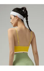 Détail du soutien-gorge de yoga jaune avec bretelles fines et bordure contrastée