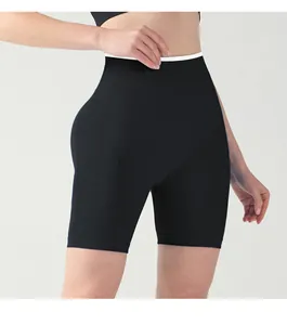 Detailansicht der High-Waist-Yoga-Shorts mit Kontrastrand und Bauchweg-Effekt am Bund