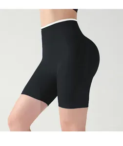 Detail der High-Waist-Yoga-Shorts mit nahtlosem schwarzem Stoff und weißem Taillenrand