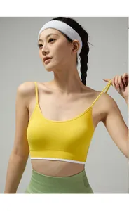 Détail de la brassière sport jaune citron avec fines bretelles et ourlet contrasté blanc