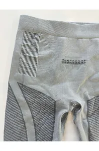 Dettaglio dei leggings termici grigi senza cuciture con trama a maglia a coste