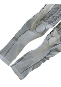 Dettaglio dell'abbigliamento termico grigio con trama ergonomica e zone di compressione