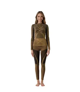Dettaglio del set intimo termico da sci per donna con motivi ergonomici in maglia a compressione