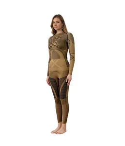 Vista laterale dettagliata del set termico a compressione color senape da sci per donna