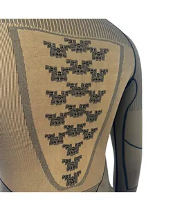 Dettaglio della trama a nido d'ape ergonomica sulla maglia termica a compressione