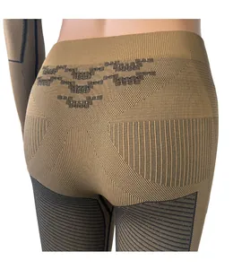 Dettaglio della vita a compressione senza cuciture e texture push-up dei pantaloni termici