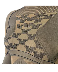 Dettaglio macro della struttura in maglia 3D traspirante sulla maglia termica a compressione