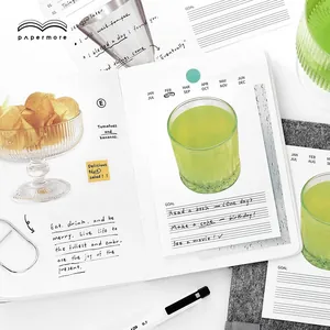 Minimalistische handgetekende stickers en kaarten voor agenda decoratie in groen en wit