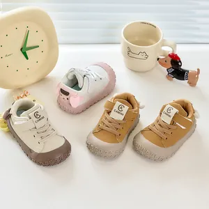Chaussures de marche souples pour bébés avec motif mouton et modèles marrons à scratch