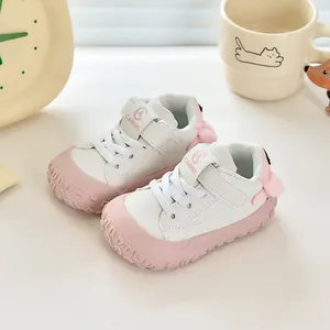 Vue détaillée de chaussures de marche pour bébé avec semelles roses et fermeture velcro