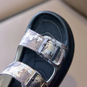 Makroaufnahme von Jungen Camouflage-Sandalen mit verstellbarer Metallschnalle und Sohle