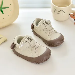 Vue détaillée de chaussures de marche pour bébé avec bout protecteur et fausse fourrure