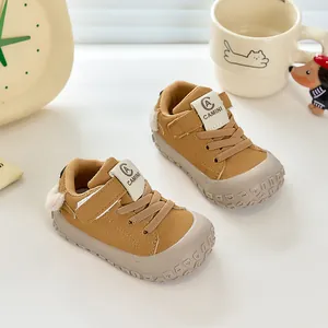 Détail de chaussures de marche pour bébés marron avec velcro et semelles épaisses antidérapantes