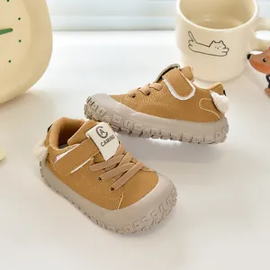 Détails des chaussures de marche pour bébé avec bout en caoutchouc et similicuir brun