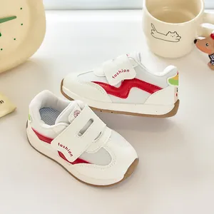 Λεπτομερής όψη λευκών παιδικών sneaker με διαπνέον πλέγμα και εύκολο κλείσιμο βέλκρο