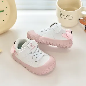 Détail de chaussures de marche bébé avec velcro et embout en caoutchouc souple