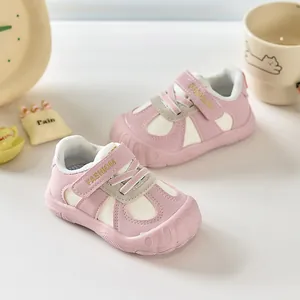 Détail de chaussures de marche roses avec bout protecteur et bride à velcro