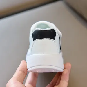 Κοντινή λήψη φτέρνας παιδικού λευκού sneaker με μαύρο δέρμα και μαλακή σόλα