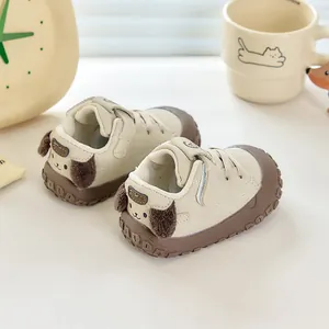 Détail de chaussures de marche pour bébé avec oreilles de chien en peluche et semelle antidérapante