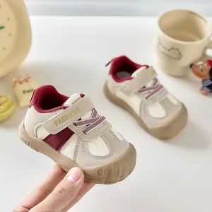 Détail de chaussures de marche pour bébé avec bout protecteur et fermeture à scratch
