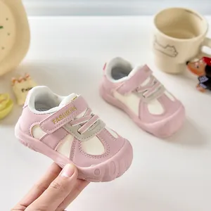 Détail de chaussures bébé roses avec fermeture velcro réglable et embout de protection