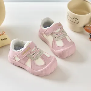 Détail de chaussures de marche pour bébé rose avec scratch et embout de protection