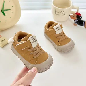 Détail des chaussures de marche pour bébé en cuir jaune avec semelles antidérapantes