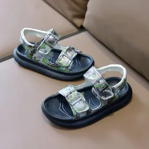 Nahaufnahme der Tarnmuster Jungen-Sandalen mit verstellbaren Schnallen und dicker Sohle