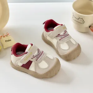 Gros plan de chaussures de marche bébé avec bout en caoutchouc et bande velcro