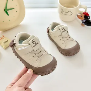 Détail de chaussures bébé avec bout en caoutchouc antichoc et velcro en couleur beige