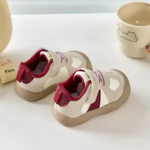 Détail de chaussures de marche pour bébés avec fermeture à scratch et semelles antidérapantes