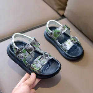 Detail von Jungen Camouflage Sandalen mit verstellbaren Metallschnallen und dicker Sohle