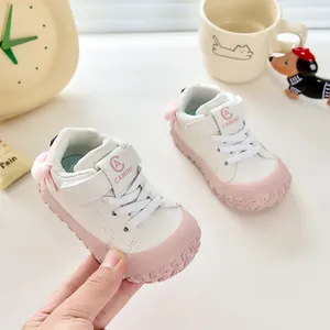 Détail de la semelle en caoutchouc rose antidérapante sur chaussures bébé marche