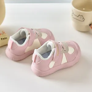 Détail de chaussures de marche roses pour bébés avec velcro et semelle en caoutchouc épais