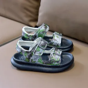 Detailansicht der Jungen Sandalen mit Camouflage-Muster und verstellbaren Riemen
