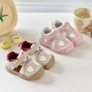 Détail de chaussures de marche pour bébé avec embout de protection et scratch réglable