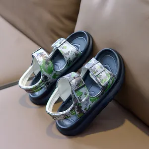 Detail von verstellbaren Camouflage-Riemen und Silberschnallen an Jungen Sandalen