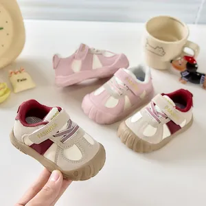 Détail de chaussures bébé avec bout protecteur et fermeture par bride auto-agrippante