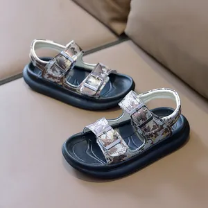 Detail von Jungen-Sandalen mit Camouflage-Muster, dicker EVA-Sohle und Metallschnallen