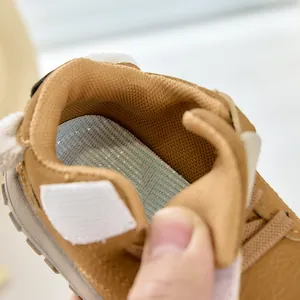 Détails de la doublure en maille respirante et du col en peluche chaude pour chaussures enfant