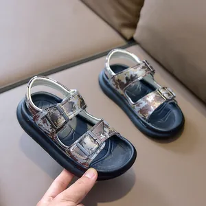 Detail der Jungen Camouflage Sandalen mit verstellbaren Metallschnallen und rutschfester Sohle